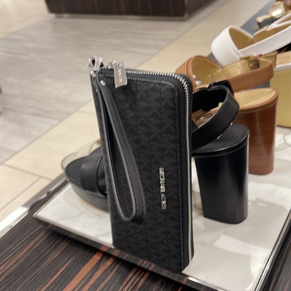 Michael Kors Jet Set Travel Large Travel CONTINENTAL wallet-wristlet-phoneholder - Picture 3 of 16